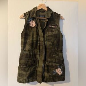 Abercrombie & Fitch embroidered Camo Vest - Size S